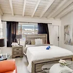 Coral Sands Boutique Lux Studio