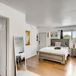 Coral Sands Huge Studio W/ 2 Queen Beds!