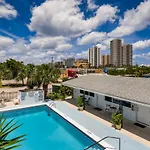 Coral Sands Huge Studio W/ 2 Queen Beds!
