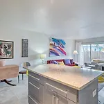 Vibrant West Palm Beach Abode Less Than 3 Mi To Dtwn!