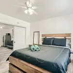 Sii 1 Bedroom Tropical Gem!