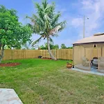 Home In West Palm Beach With Pool And Pool Table!