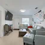 Cj\'S Coastal Cottage - Right Near Beach!