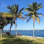 1 Bedroom In Historic District Min From Downtown/Beach