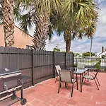 Inviting Apartment Less Than 2 Mi To Riviera Beach!