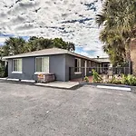 Inviting Apartment Less Than 2 Mi To Riviera Beach!