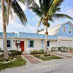 Tree-House Style Cabin Loft Apt North Palm Beach