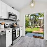 Tropical Estate W/ Guesthouse & Pool. Sleeps 8!