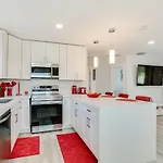 West Palm Beach Vacation Rental About 2 Mi To Beach!
