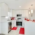 West Palm Beach Vacation Rental About 2 Mi To Beach!