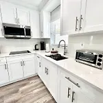 Gorgeous & Convenient Apartment Near Airport
