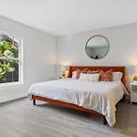 New! Few Minutes To Downtown, 10 To The Beach!