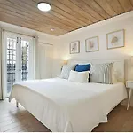 Relax & Unwind Pool Retreat 2 Bed 2 Bath