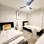 Lux Property Great For 1 To 8 Guests-Family Trip ,5Beds 2Rooms Staycation With Gym And Ev, Proximity To Downtown And Beaches