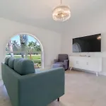 The Retreat - 11 Beds, Huge Backyard