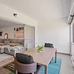 1 Block To The Beach! King Beds! Spacious, Modern