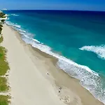 1 Block To The Beach! King Beds! Spacious!