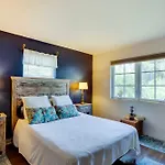 West Palm Beach Home With Fenced-In Yard And Deck!