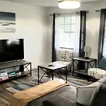 Whole House+Renovated+Pool+Lanai+Bbq+Close To All