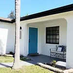 Whole House+Renovated+Pool+Lanai+Bbq+Close To All