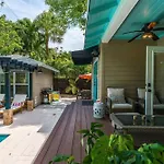 The Penn House + Guest House & Saltwater Pool Flam