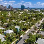 Tropical Estate W/ Guesthouse & Pool. Sleeps 8!