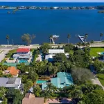 Intracoastal Paradise Walking Distance To Beach!