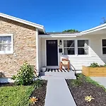 Cozy Home Near Airport, Brightline, Downtown & Beach
