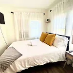 Cozy 2 Bedroom Apartment Near Local Hotspots