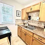 Cozy 2 Bedroom Apartment Near Local Hotspots