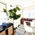 Cozy 2 Bedroom Apartment Near Local Hotspots