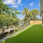 Luxury Modern Waterfront House In Best Location! King Bed Suite & Close To Beach