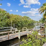 Luxury Modern Waterfront House In Best Location! King Bed Suite & Close To Beach