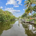 Luxury Modern Waterfront House In Best Location! King Bed Suite & Close To Beach
