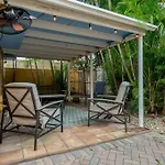 Quiet West Palm Beach Guest Cottage Near The Beach!