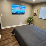 3 Bedroom 2 Bathroom Near The Beach, Big Yard