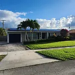3 Bedroom 2 Bathroom Near The Beach, Big Yard