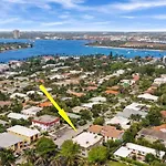 1 Block To The Beach! King Beds! Spacious!