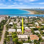 1 Block To The Beach! King Beds! Spacious!