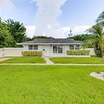Pet-Friendly Gem With Pool And Yard In West Palm Beach