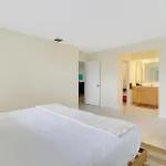 Sunny Beachside Oasis Sleeps 6,1 Blocktowaves