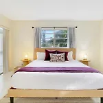 Sunny Beachside Oasis Sleeps 6,1 Blocktowaves