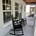 Grey Mist Modern 3Bd 2Ba On Quiet Street