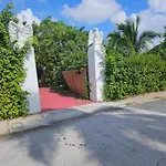 Stylish 3Br Home & Hottub Near Beaches & Downtown