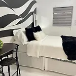Cozy Studio, Prime Location, Remodeled, 1 Parking