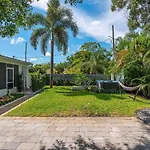 Renovated 2Br Home - Hot Tub, Gym & Beach Nearby