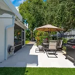 Renovated 2Br Home - Hot Tub, Gym & Beach Nearby