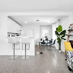 Renovated 2Br Home - Hot Tub, Gym & Beach Nearby