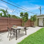 3 Bd House In-Law Apt - Palm Wave Stays