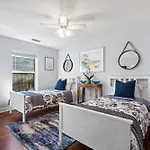 Chic Downtown Home - Location Location Location!!